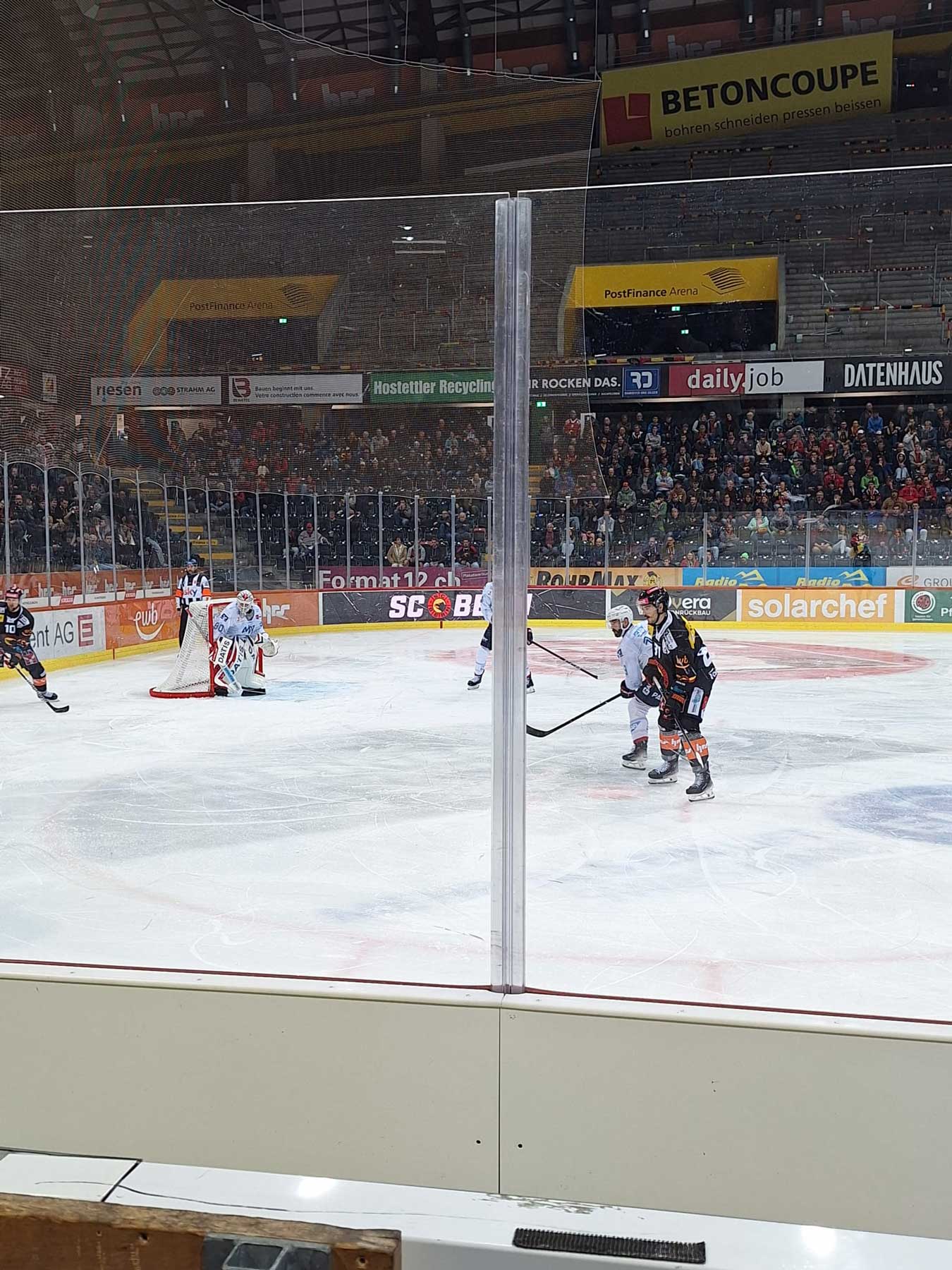 Hockeymatch des SC Bern live im Stadion.