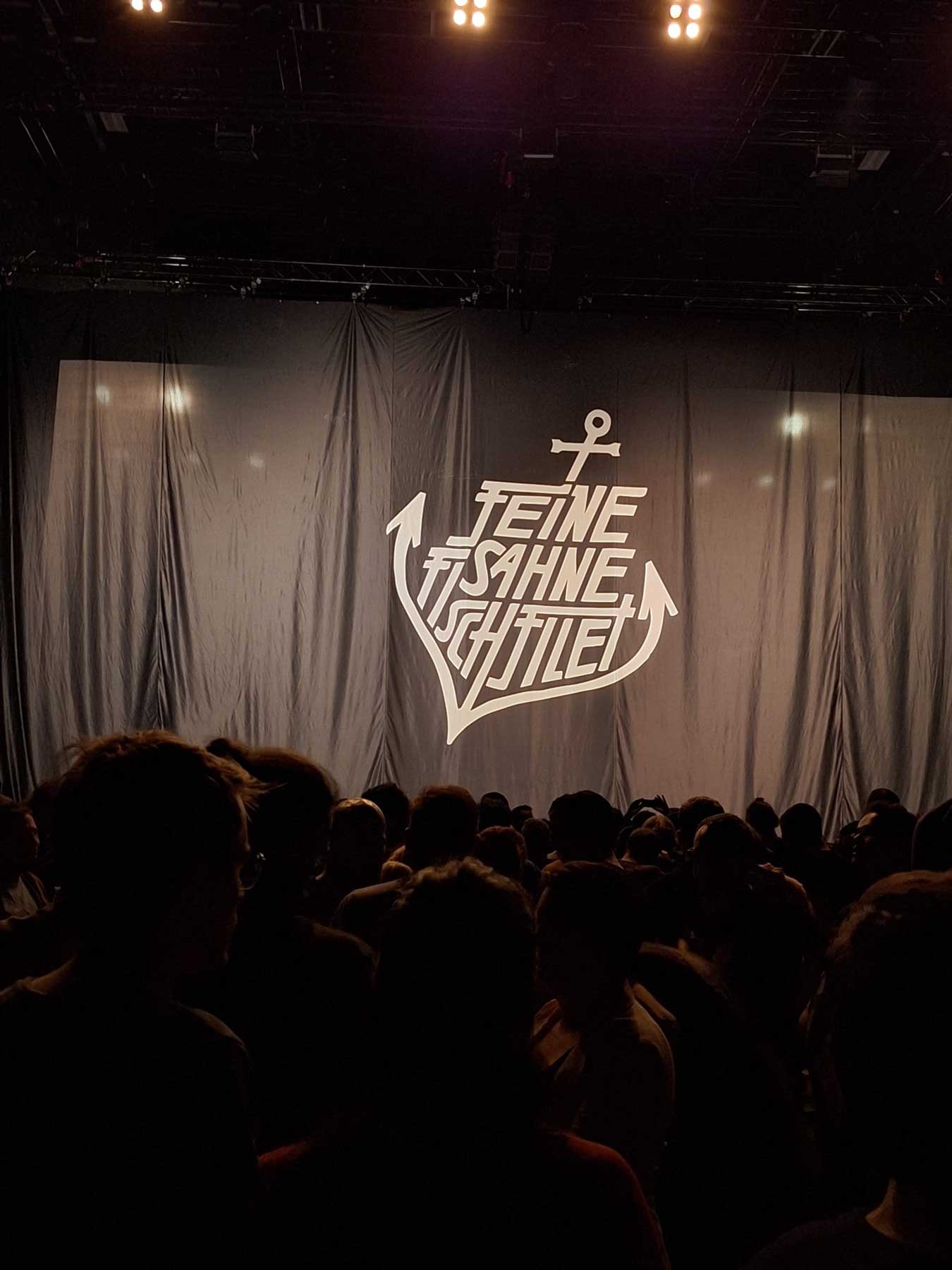 Bühnenbild der Band Feine Sahne Fischfilet beim Konzert in Zürich.